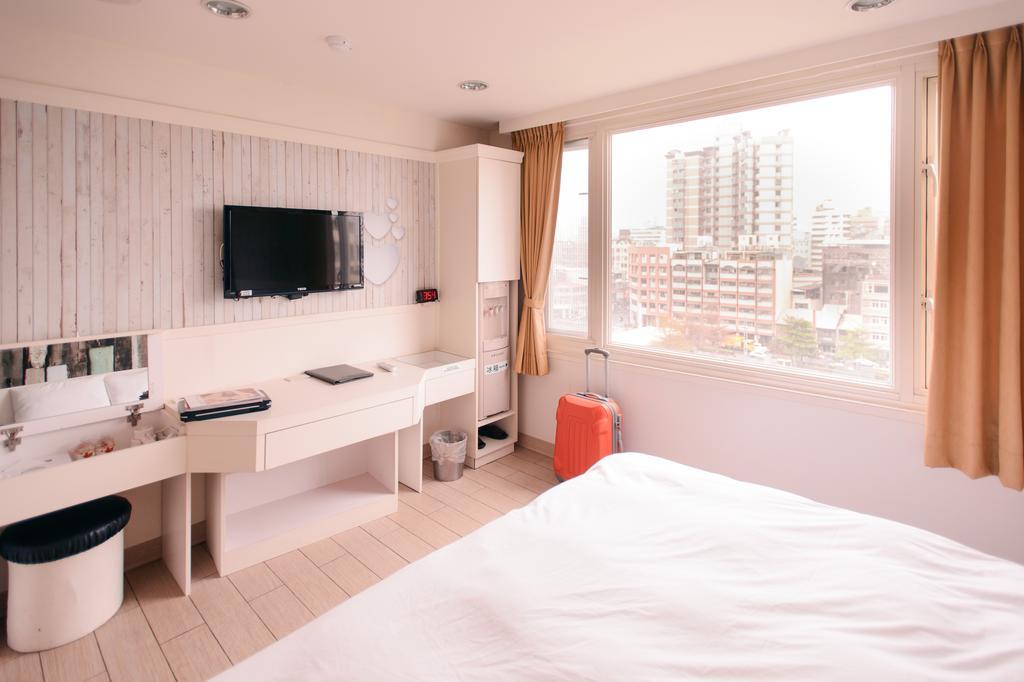Kiwi Express Hotel - Zhong Zheng Branch Tchaj-čung Exteriér fotografie