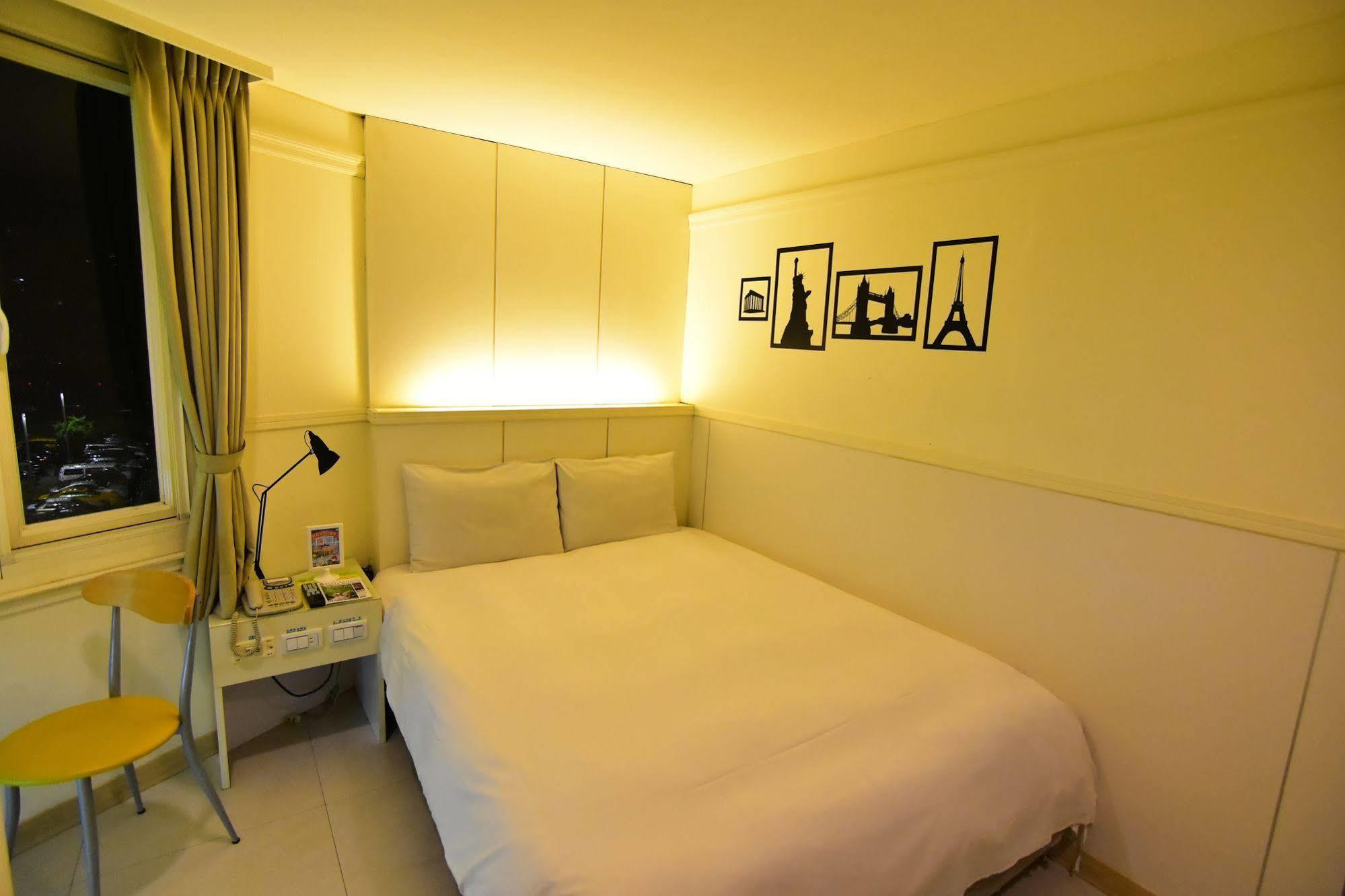 Kiwi Express Hotel - Zhong Zheng Branch Tchaj-čung Exteriér fotografie